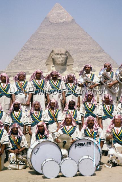 egypte 05.JPG - Groupe folklorique (publicité batterie Premier) devant le Sphinx de GizehLe Caire, Egypte